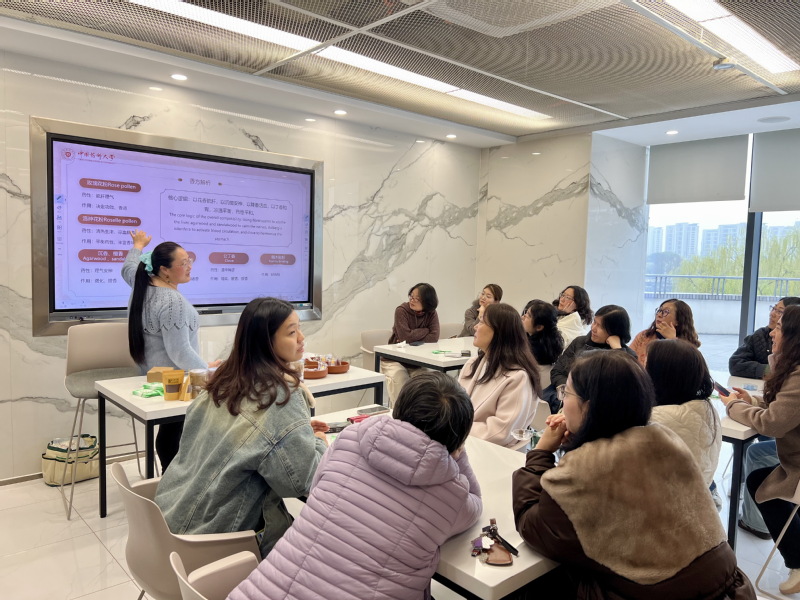 外国语学院举办“香遇非遗•巾帼...